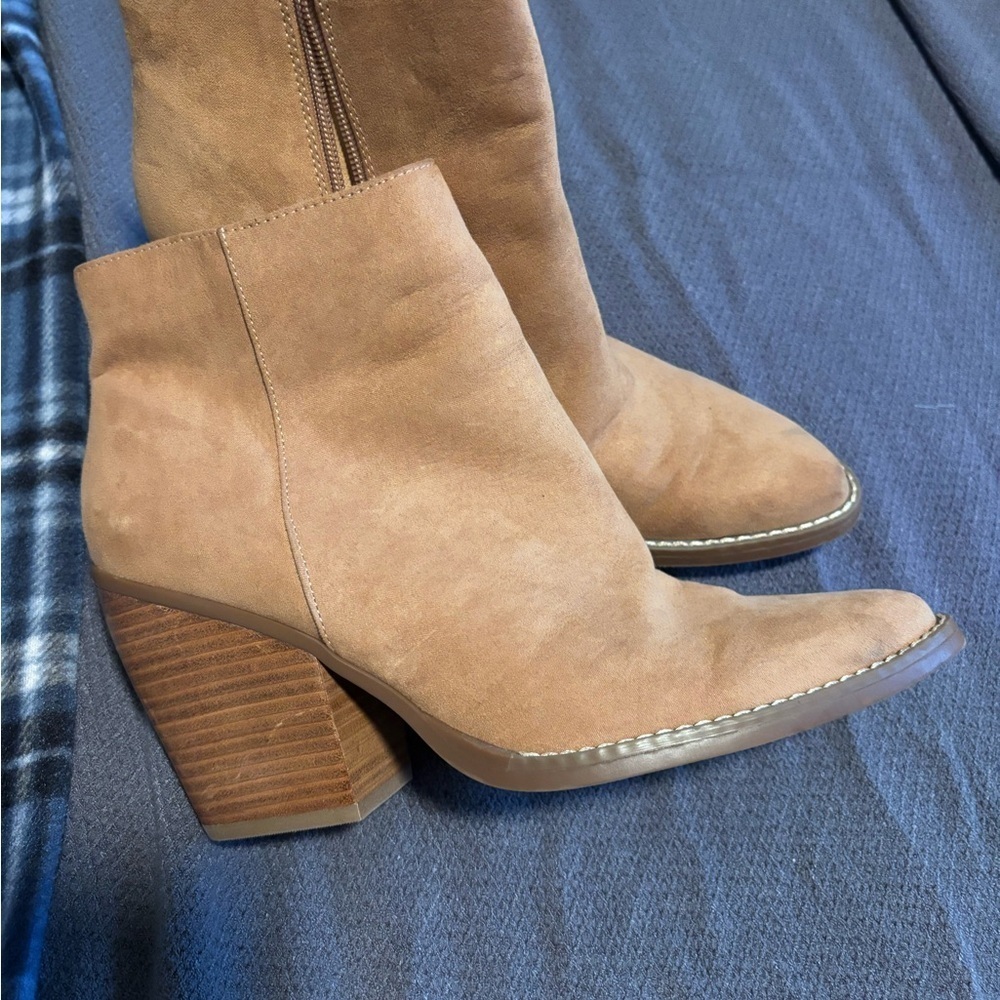 madden girl Klickk western style Tan Suede Ankle Boots size 9 - Picture 2 of 4